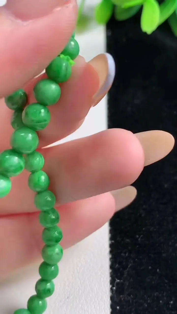 天然A货翡翠圆珠手串，尺寸5.5-34颗，重:7.53g10月30日
工厂直销收藏佳品,种好水足，色泽均匀，有种有色，上手高大气！