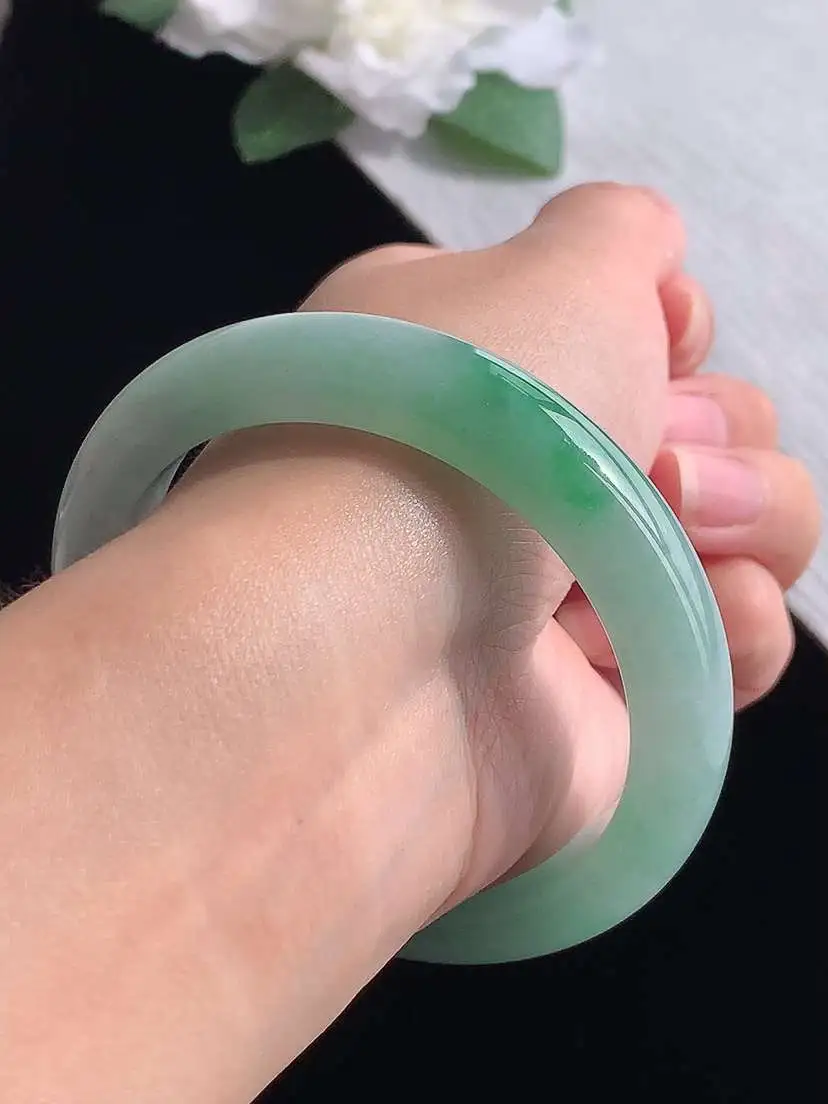 a货翡翠老坑冰种飘绿正装正圈手镯56-57圈口  尺寸56.5×12×8.5mm 重量60.00g 1029
