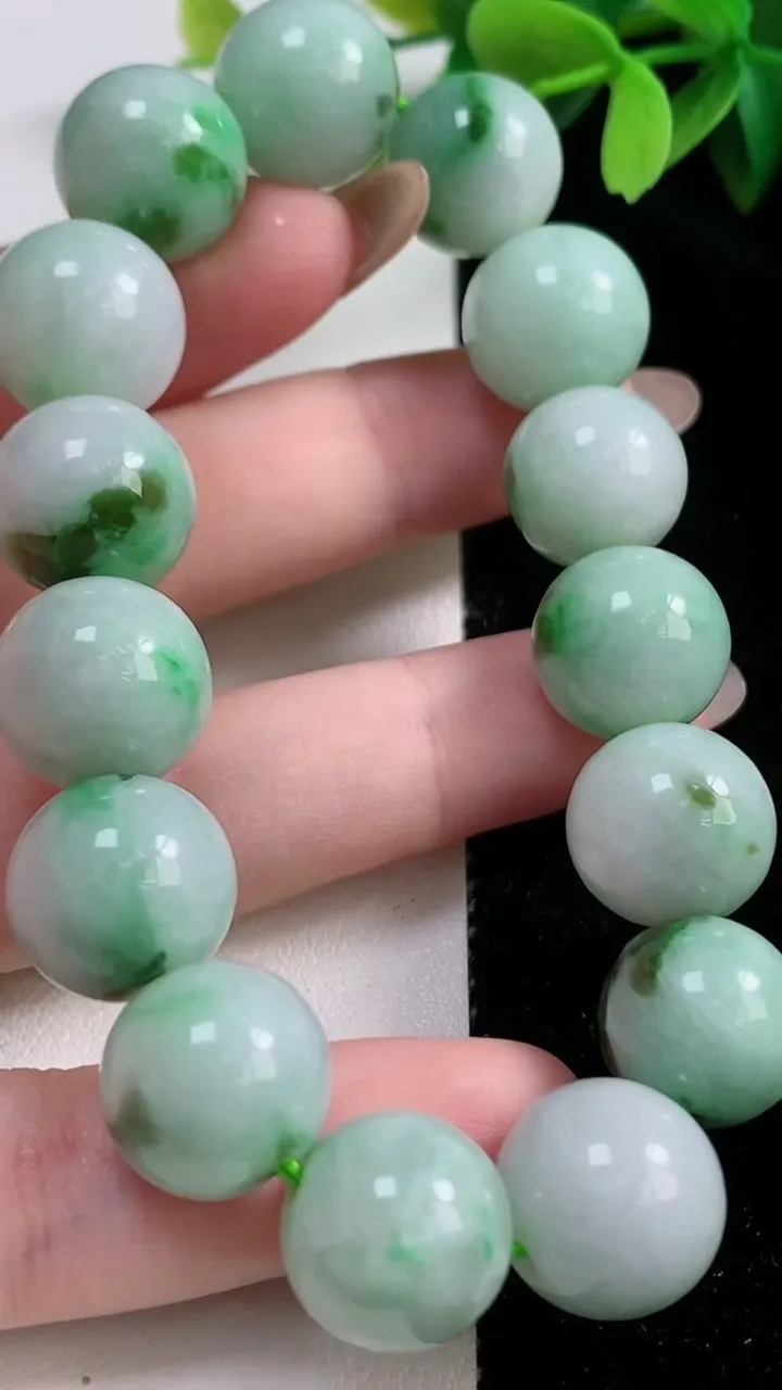 天然A货翡翠圆珠手串，尺寸13.8-15颗，重:66.20g10月30日
工厂直销收藏佳品,种好水足