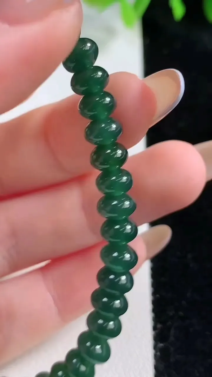 天然A货翡翠种蓝水算盘珠手串，尺寸6.3-4.8-40颗，重量:14.24g10月30日
工厂直销收藏佳品,种好水足，色泽均匀，有种有色，上手高大气！