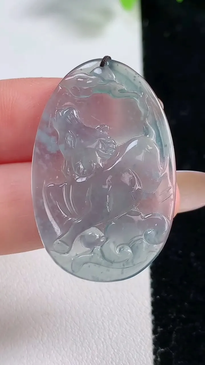 天然A货翡翠冰种蓝水生肖牛吊坠，尺寸37.6-24-2.9，重量:4.67g
10月30日