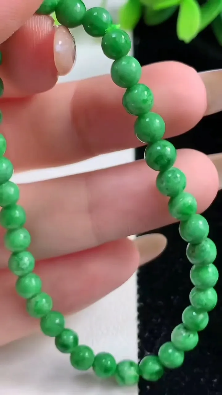 天然A货翡翠圆珠手串，尺寸5.5-34颗，重:7.53g10月30日
工厂直销收藏佳品,种好水足，色泽均匀，有种有色，上手高大气！