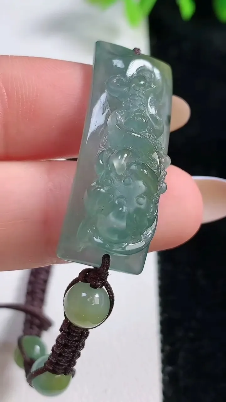 天然A货翡翠双彩和和美美 荷花手绳，尺寸35.5-12.6-7.9，重量:11.83g
10月30日