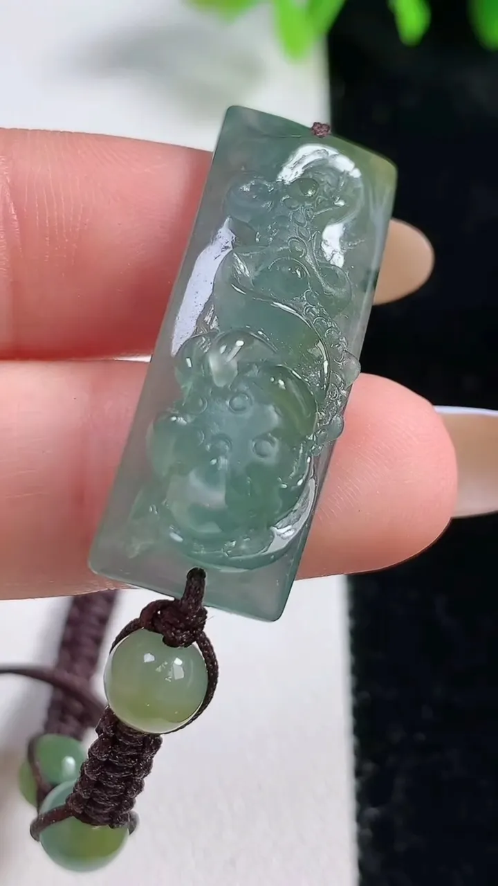 天然A货翡翠双彩和和美美 荷花手绳，尺寸35.5-12.6-7.9，重量:11.83g
10月30日