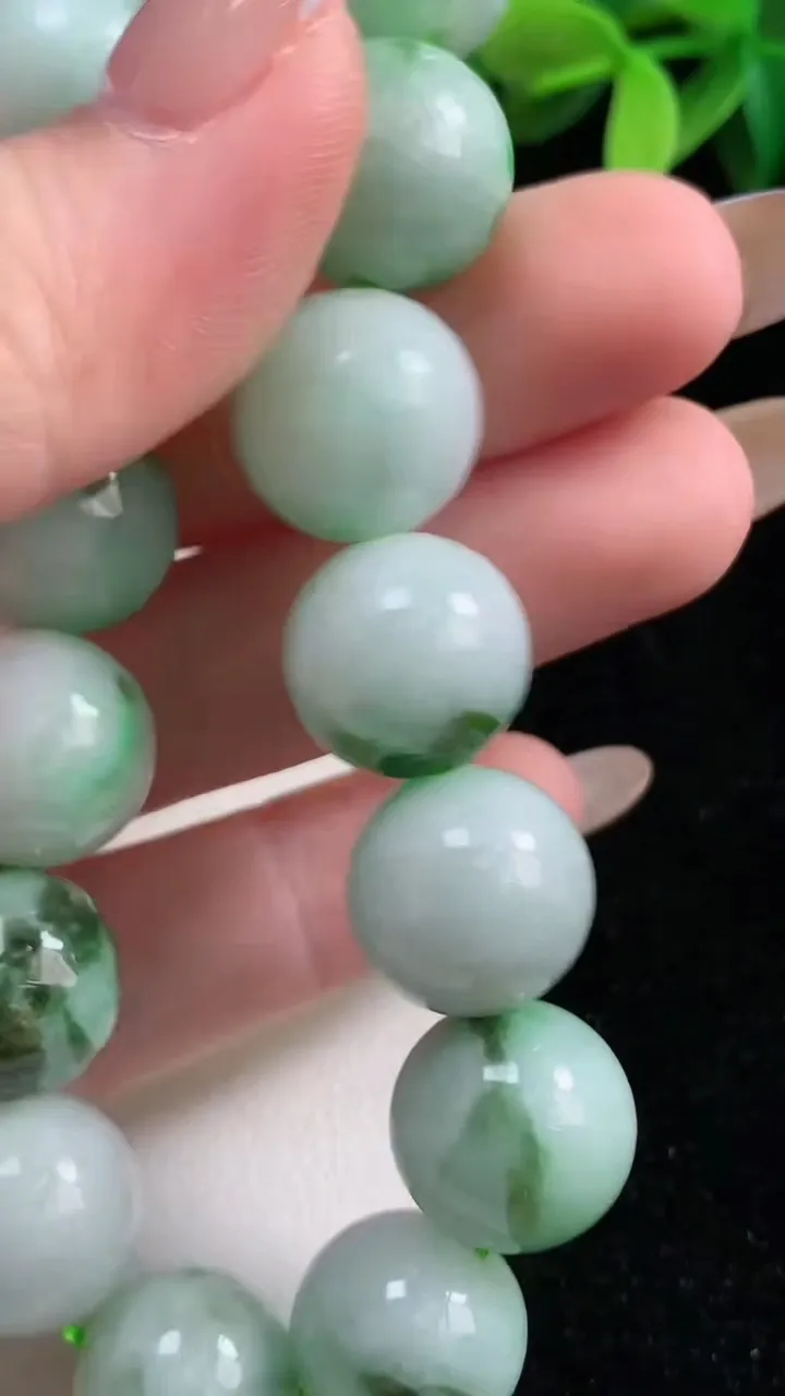 天然A货翡翠圆珠手串，尺寸13.8-15颗，重:66.20g10月30日
工厂直销收藏佳品,种好水足，色泽均匀，有种有色，上手高大气！