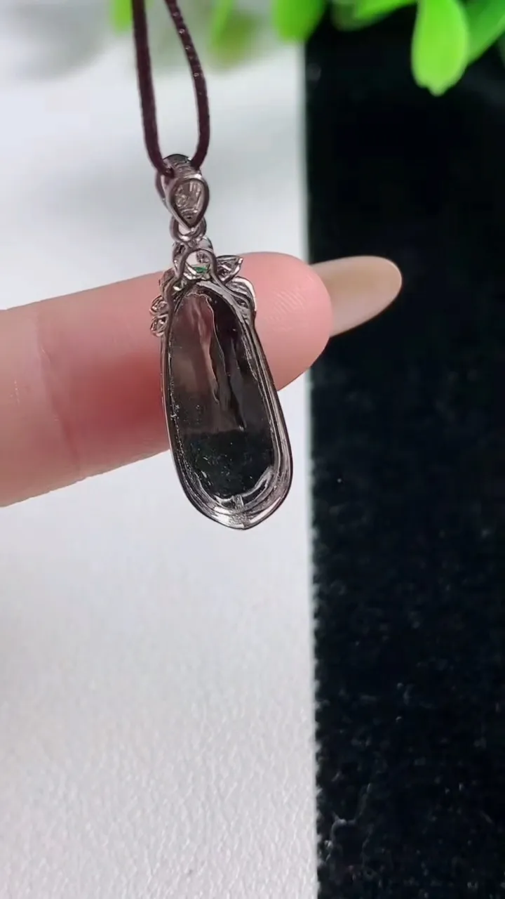 天然A货翡翠福豆吊坠，尺寸 27.3-8.3-4.6，裸石20-7.3重:1.72g
10月30日