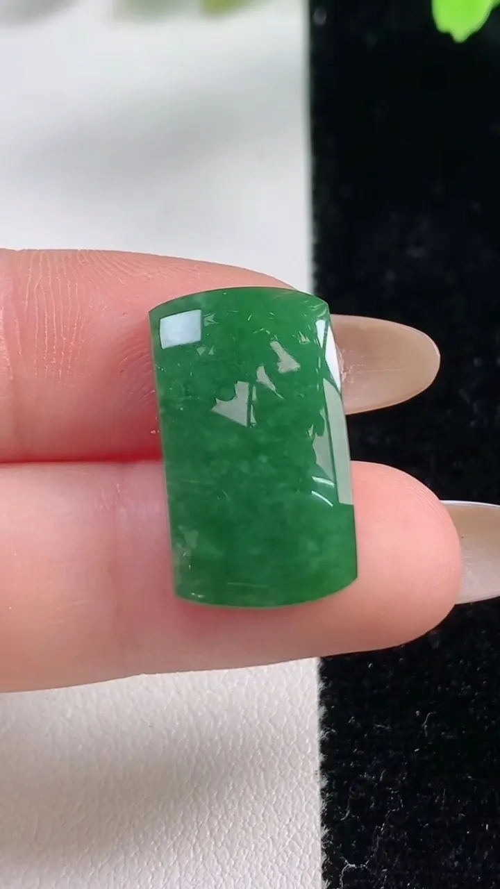 天然A货翡翠马鞍戒面，尺寸21.7-12-4.2，重:3.08g2025年10月30日
工厂直销收藏佳品,种好水足，色泽均匀，有种有色，上手高大气！