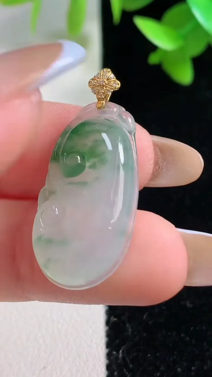 天然A货翡翠如意吊坠，尺寸24.8-14-4.6，重量:3.45g
10月30日