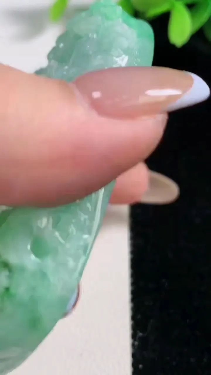 天然A货翡翠山水牌吊坠，尺寸71-46-13，重:94.11g
10月30日