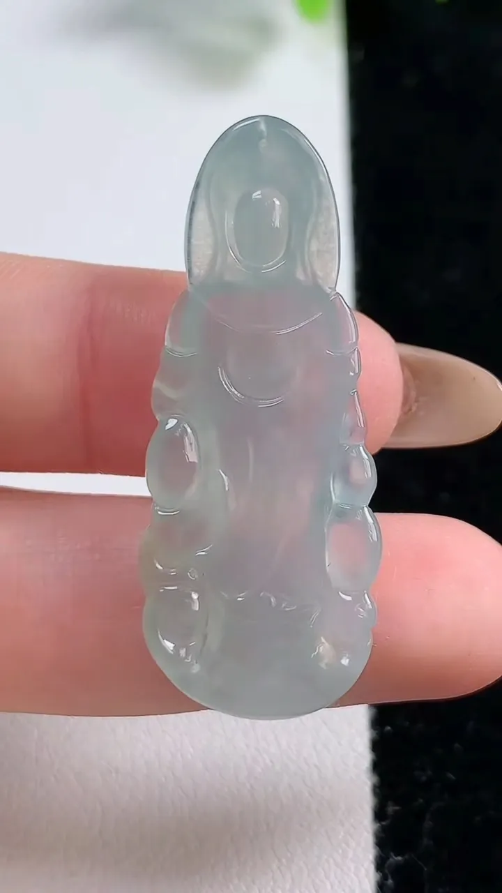 天然A货翡翠观音菩萨吊坠，尺寸41-16-3.5，重量:4.77g
10月30日