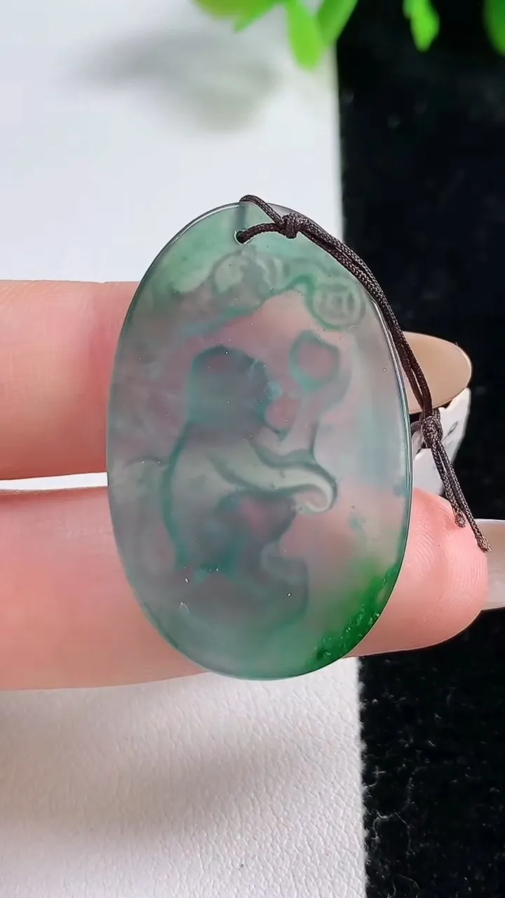 天然A货翡翠生肖猴吊坠，尺寸36.5-22.3-3.4，重量:5.18g
10月30日