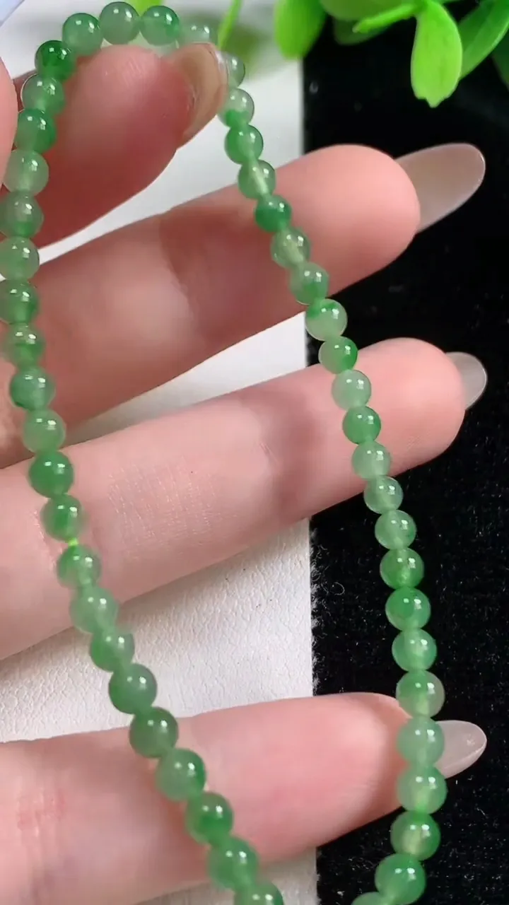 天然A货翡翠小米珠手串，尺寸4，重:5.02g10月30日
工厂直销收藏佳品,种好水足，色泽均匀，有