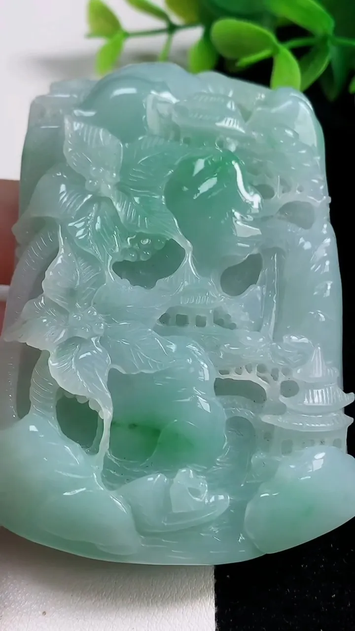 天然A货翡翠山水牌吊坠，尺寸76-52.8-13.8，重:127.76g
10月30日