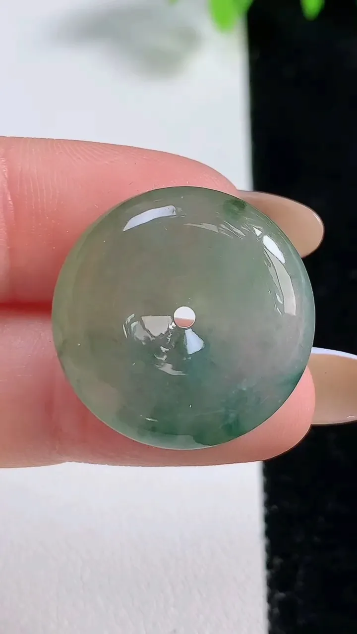 天然A货翡翠冰种飘花平安扣吊坠，尺寸22.4-5.6，重量:6.15g
10月30日