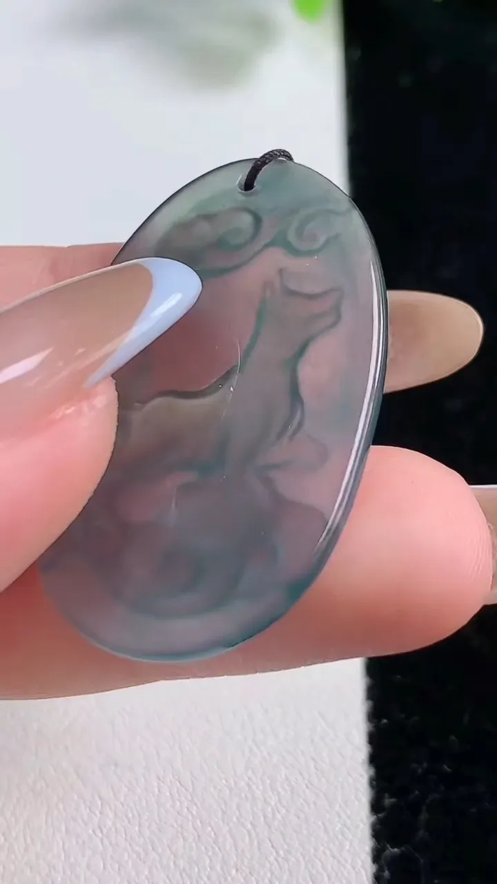 天然A货翡翠生肖狗吊坠，尺寸37-22.9-2.6，重量:4.07g
10月30日