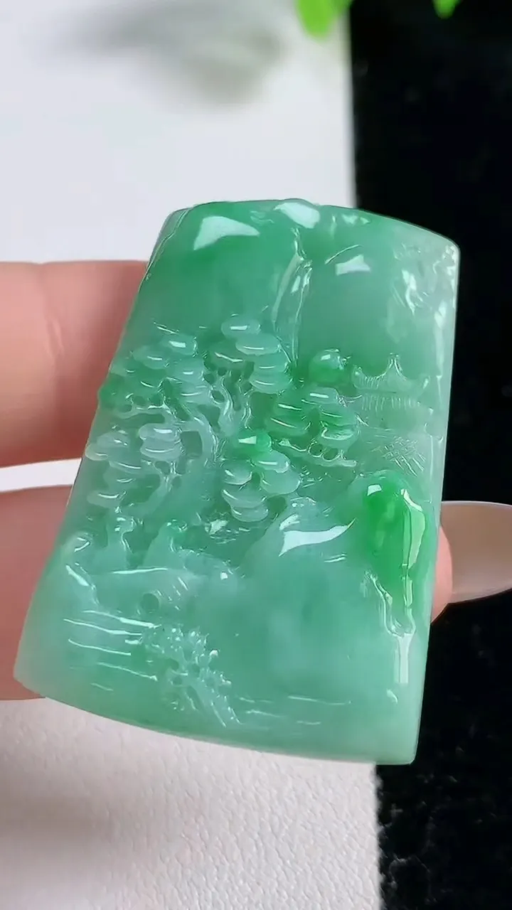天然A货翡翠山水牌吊坠，尺寸40.4-27.8-6.3，重量:16.43g
10月30日