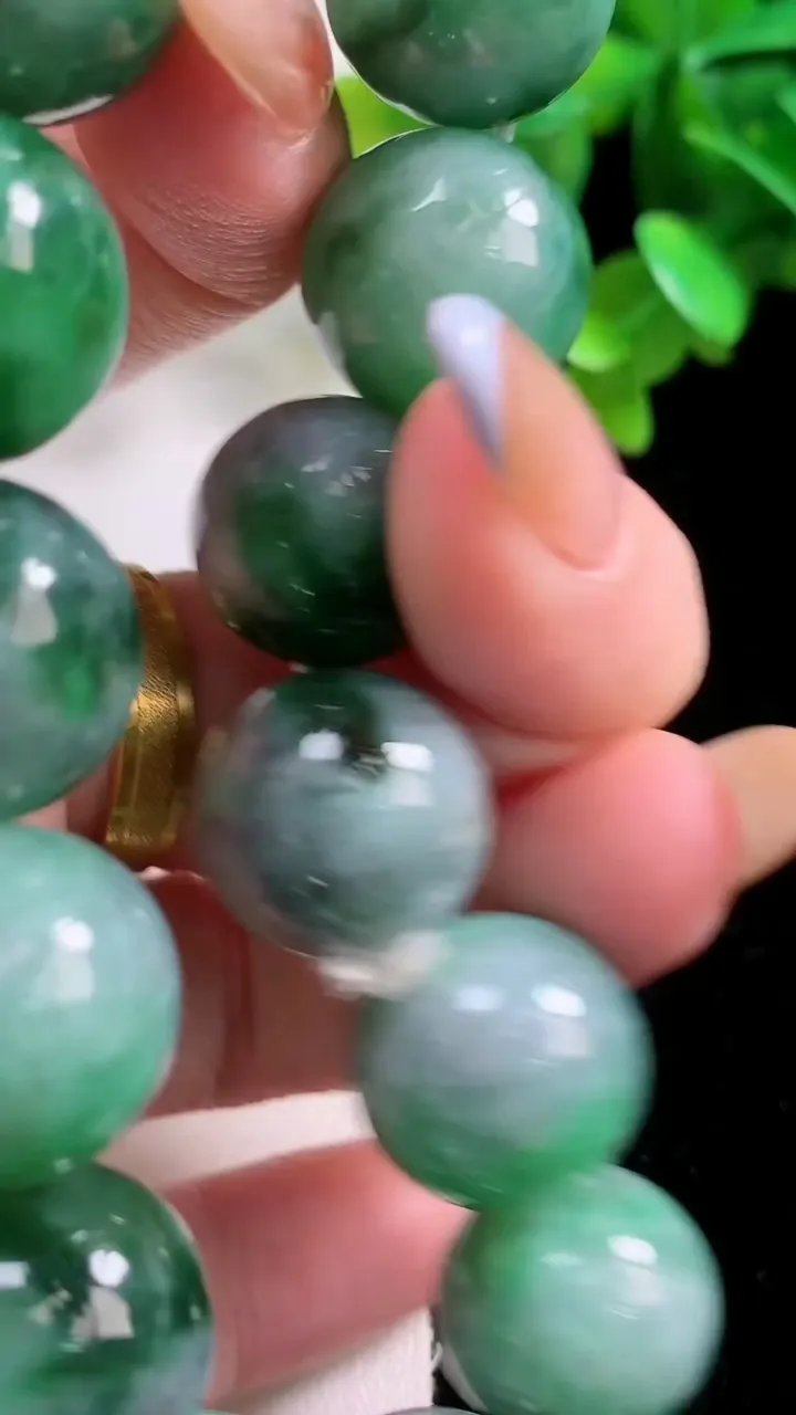 天然A货翡翠圆珠手串，尺寸15.3-14颗，重量:84.36g10月30日
工厂直销收藏佳品,种好水足，色泽均匀，有种有色，上手高大气！