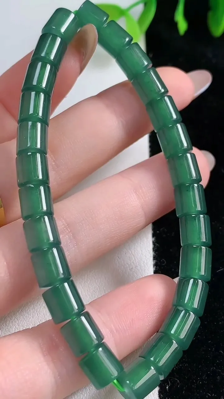 天然A货翡翠种蓝水路路通手串，尺寸6.7-6.9-26颗，重量:20.11g10月30日
工厂直销收藏佳品,种好水足，色泽均匀，有种有色，上手高大气！