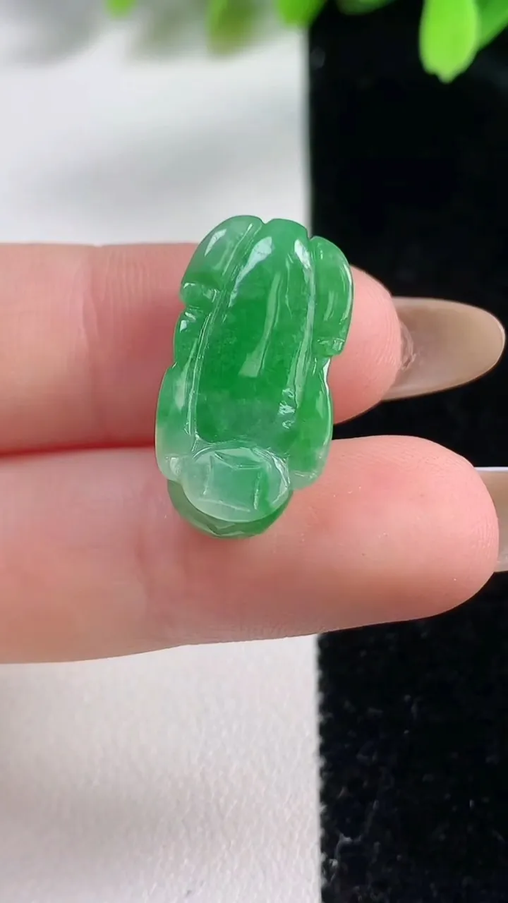 天然A货翡翠貔貅镶嵌件，尺寸22-12-7，重:3.30g
10月30日
