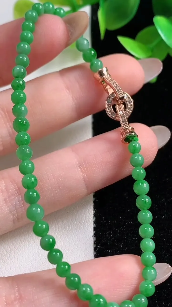 天然A货翡翠小米珠手串，尺寸3.7-45颗，重量:5.71g10月30日
工厂直销收藏佳品,种好水足，色泽均匀，有种有色，上手高大气！