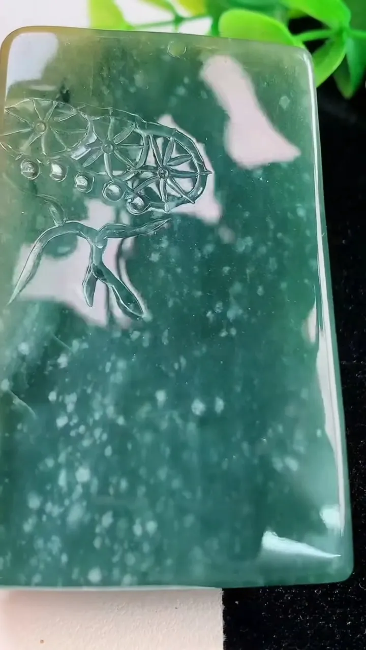 天然A货翡翠蓝水双彩山水牌吊坠，尺寸75-48-13.8，重:102.98g
10月30日