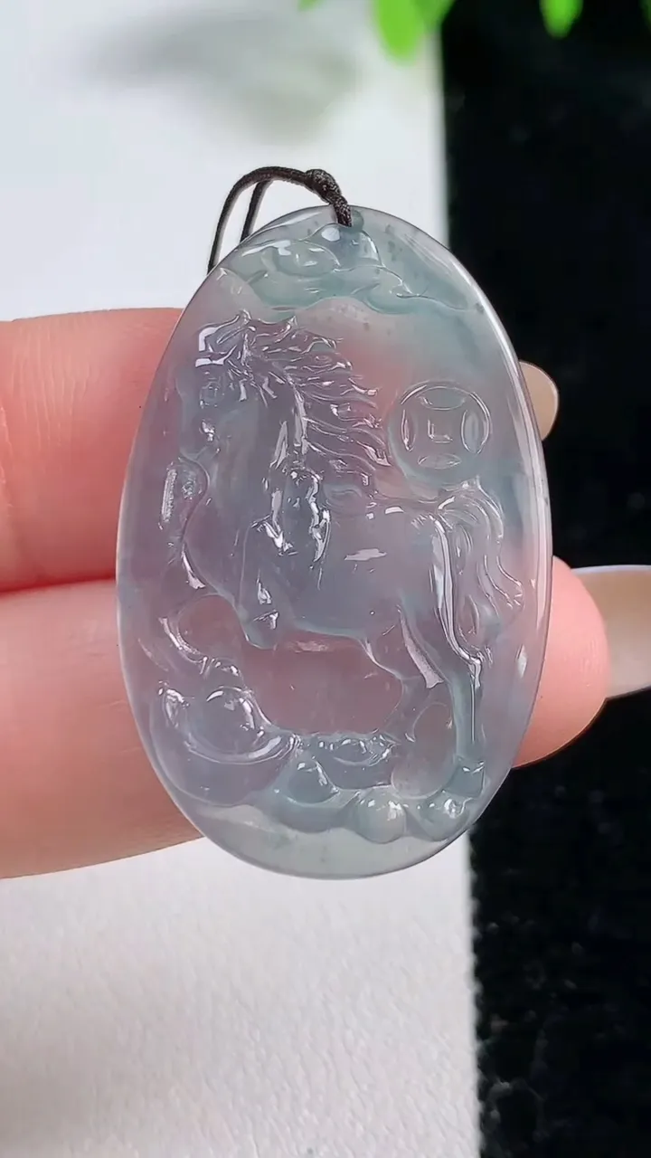 天然A货翡翠冰种蓝水生肖马吊坠，尺寸36-23-3，重量:4.94g
10月30日