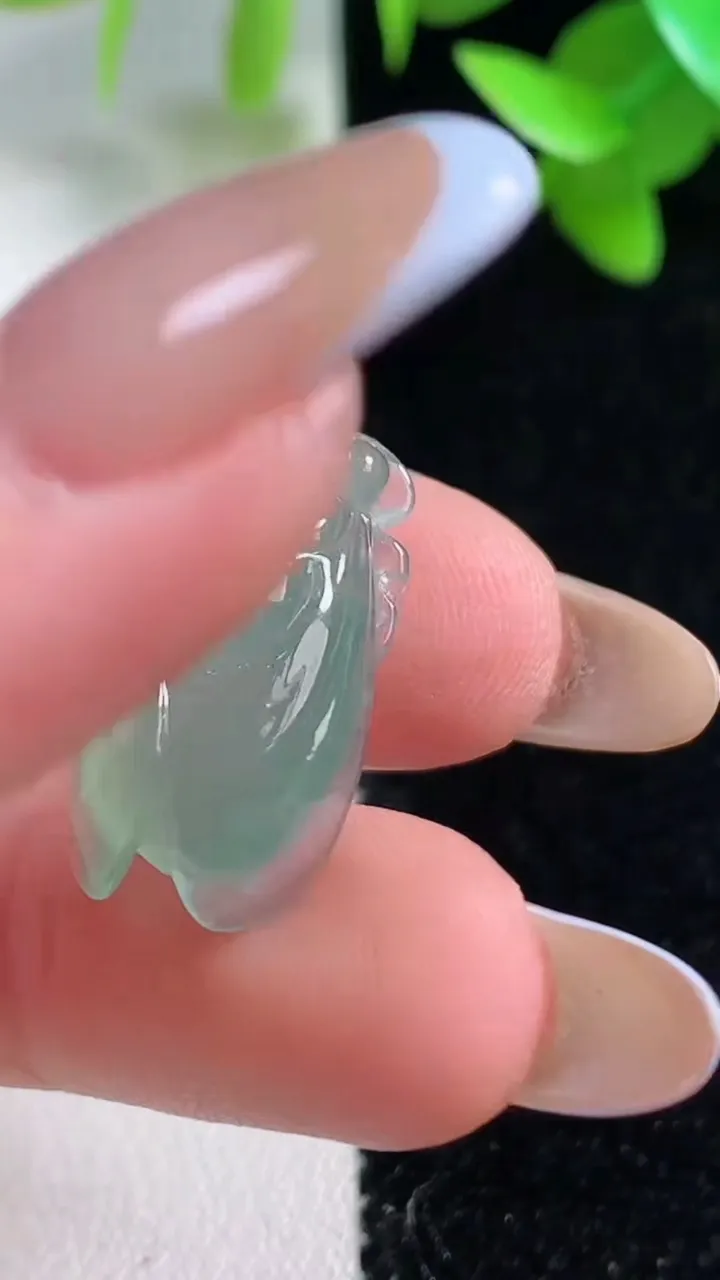 天然A货翡翠一鸣惊人吊坠，尺寸22-11.7-6.5，重量:3.34g
10月30日