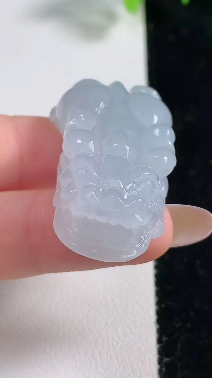 天然A货翡翠貔貅吊坠，尺寸42.2-19-11.5，重量:23.90g
10月30日