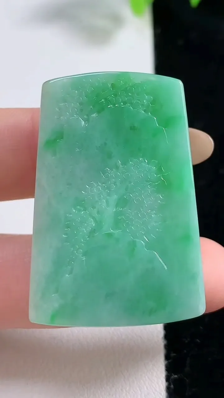 天然A货翡翠山水牌吊坠，尺寸40.4-27.8-6.3，重量:16.43g
10月30日