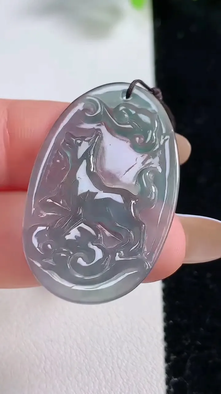 天然A货翡翠生肖狗吊坠，尺寸37-22.9-2.6，重量:4.07g
10月30日