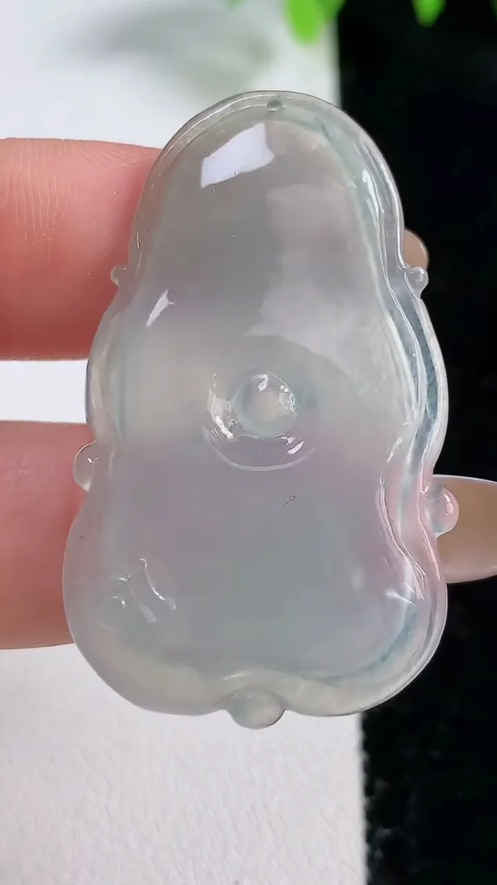 天然A货翡翠和和美美 荷叶吊坠，尺寸42-23.7-3.5，重量:6.89g
10月30日