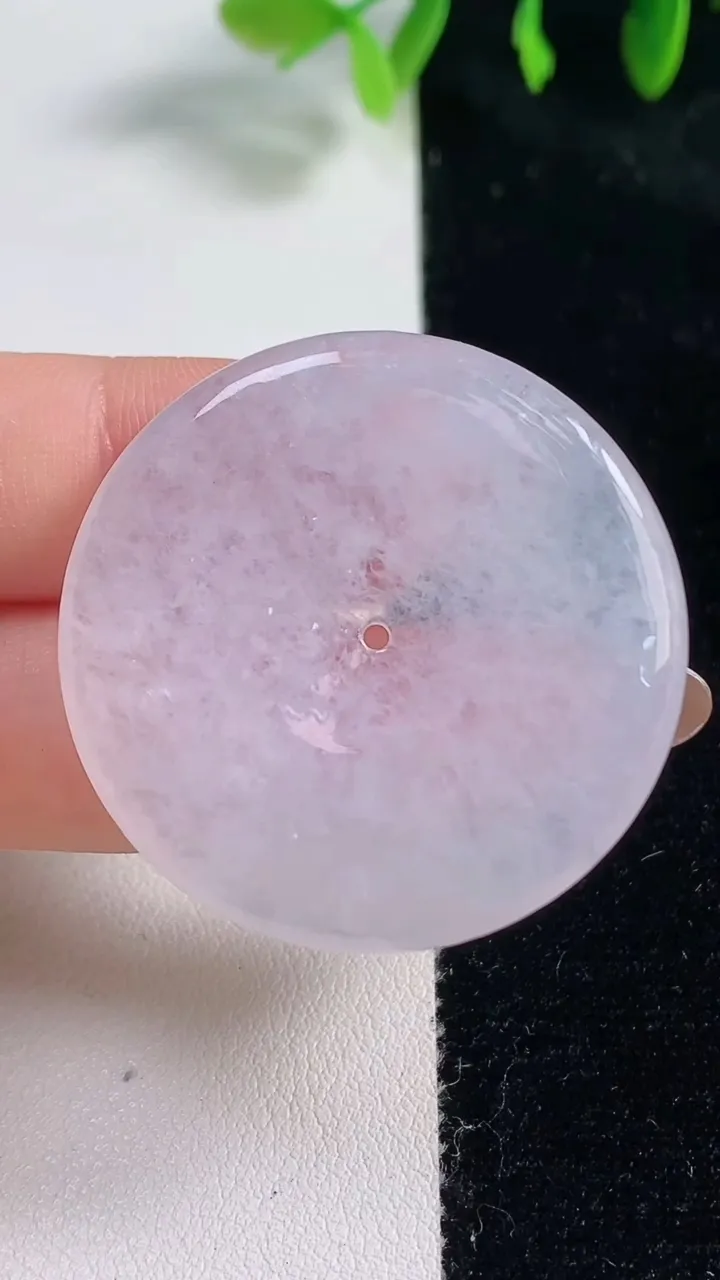 天然A货翡翠平安扣吊坠，尺寸37.6-5，重量:15.23g
10月31日