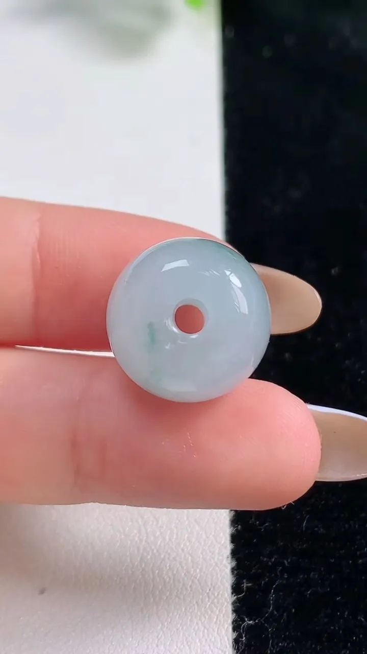 天然A货翡翠冰种飘花路路通吊坠，尺寸16-12.6，重量:6.60g
10月31日