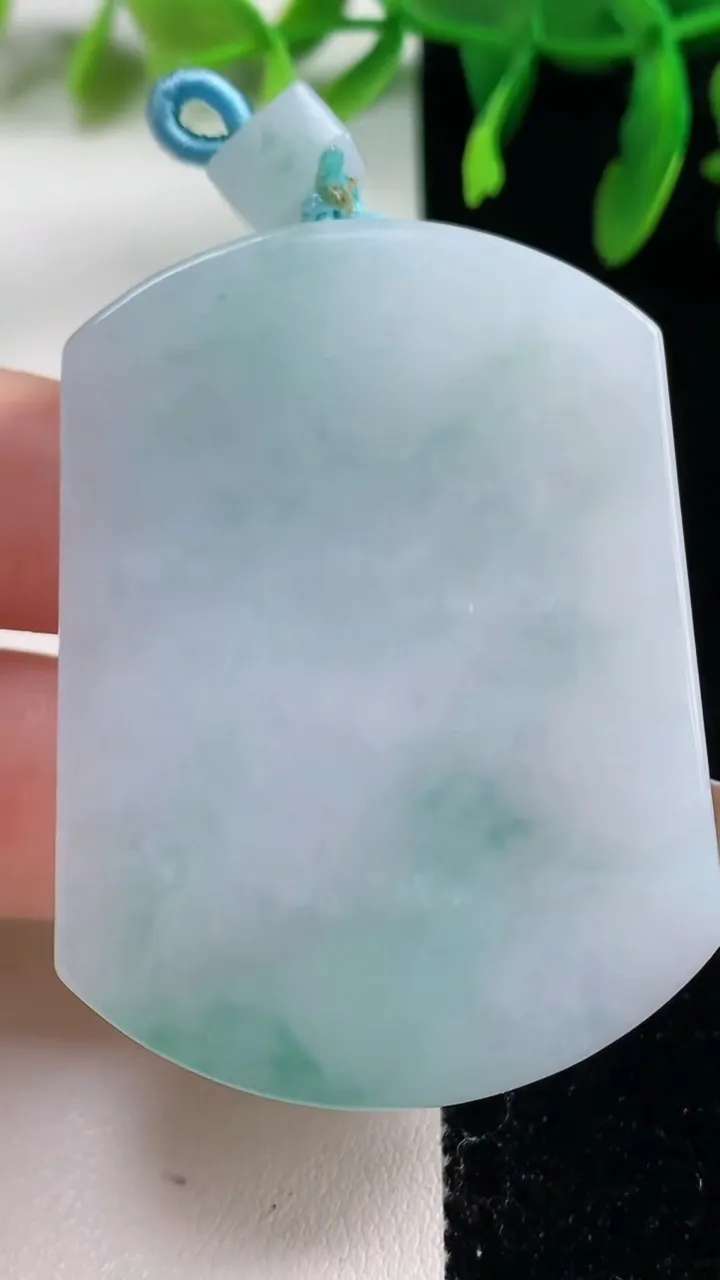 天然A货翡翠冰种飘花无事牌吊坠，尺寸52.5-38.8-6.2，重量:35.63g
10月31日