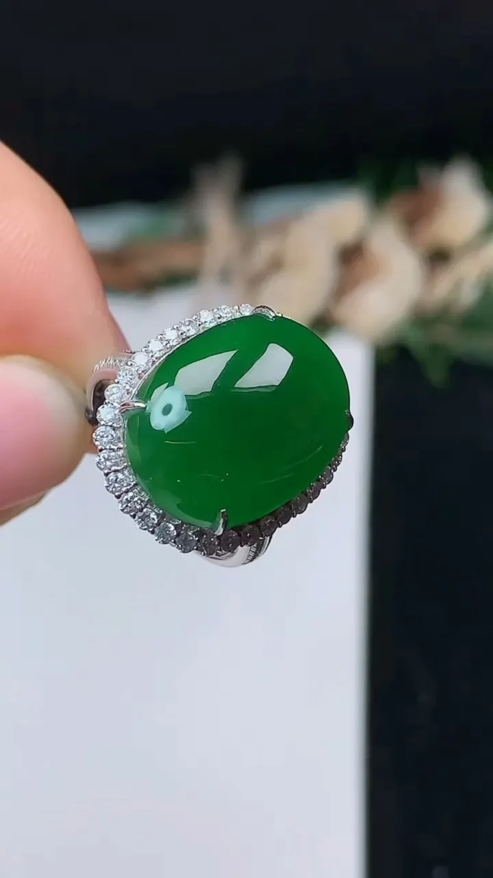 天然A货翡翠蛋面戒指，尺寸16.9-17.5-12.6，重量:5.86g2025年10月31日
工厂