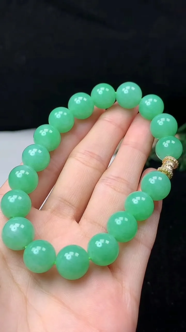 天然A货翡翠圆珠手串，尺寸11.4-18颗，重量:44.48g10月31日
工厂直销收藏佳品,种好水足，色泽均匀，有种有色，上手高大气！