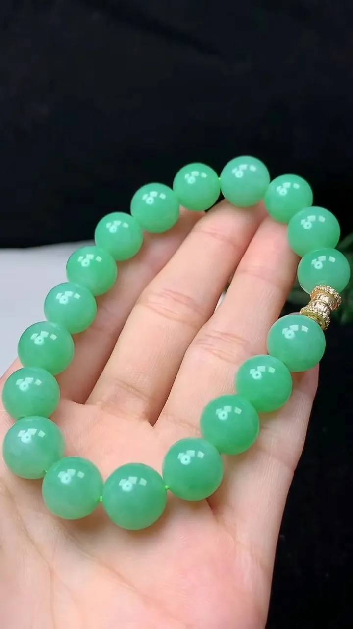 天然A货翡翠圆珠手串，尺寸11.4-18颗，重量:44.48g10月31日
工厂直销收藏佳品,种好水足，色泽均匀，有种有色，上手高大气！