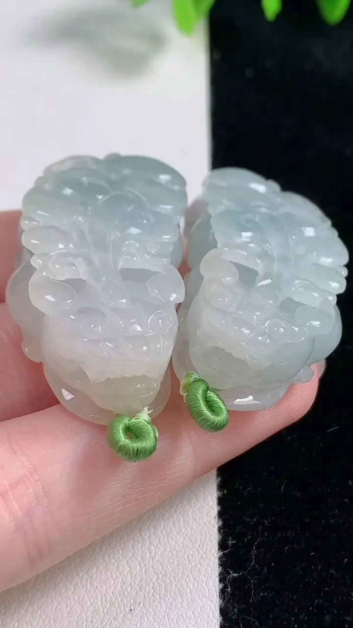 天然A货翡翠貔貅吊坠一对，尺寸41.7-21.2-11.8，重量:41.36g
10月31日