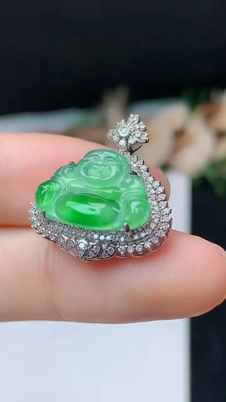 天然A货翡翠佛公吊坠，尺寸22.9-20.7-6.8，裸石11.4-16.5，重量:3.41g
10月31日