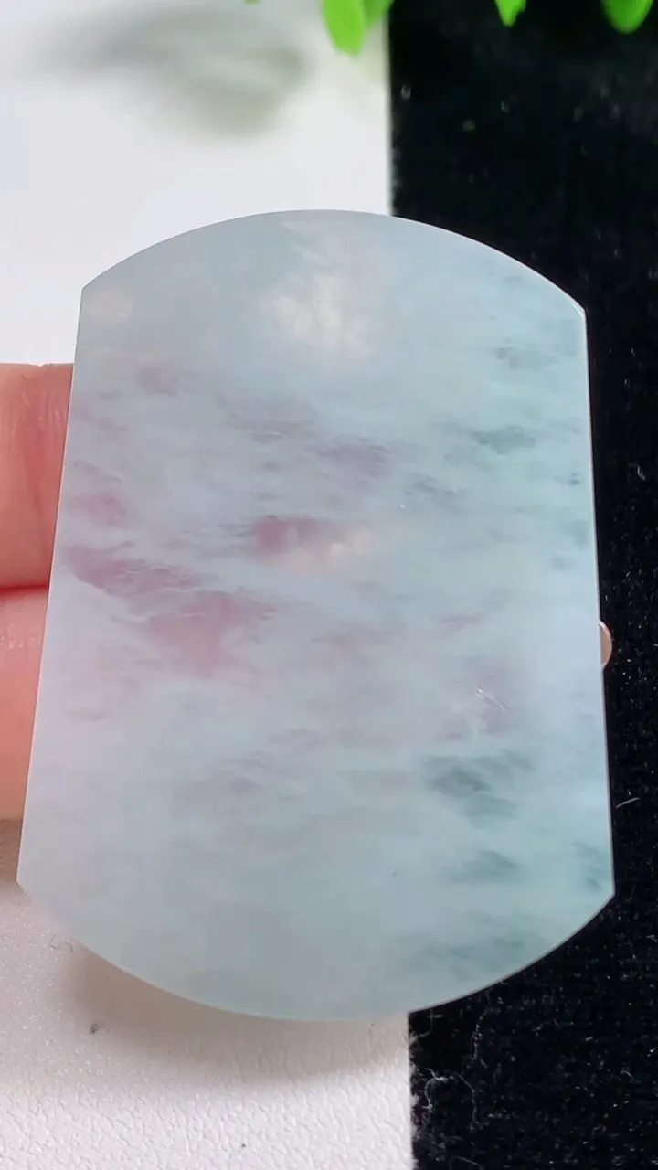 天然A货翡翠无事牌吊坠，尺寸52.2-38-4.2，重量:21.66g
10月31日