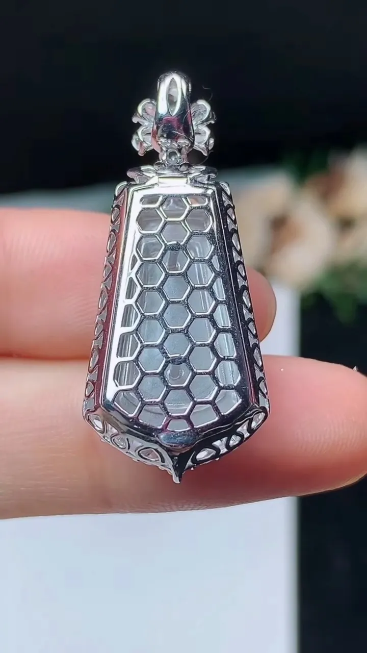 天然A货翡翠无事牌吊坠，尺寸34.6-14.8-8.3，裸石19.7-10.3，重量:5.04g
10月31日