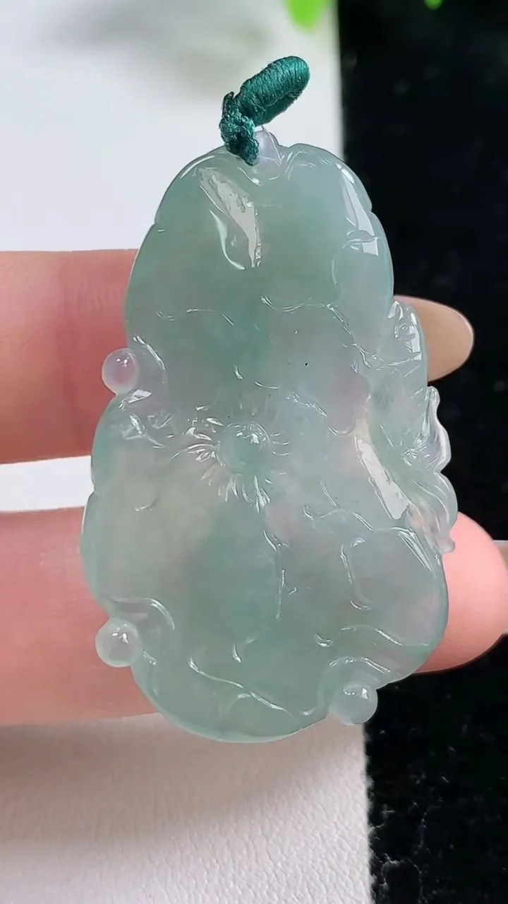 天然A货翡翠和和美美 荷叶鱼吊坠，尺寸42.6-27-4.7，重量:10.23g
10月31日