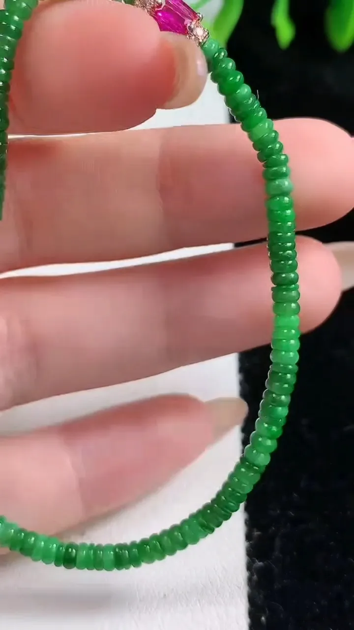天然A货翡翠算盘珠手串，尺寸3-1.8-146颗，重量:4.90g10月31日
工厂直销收藏佳品,种好水足，色泽均匀，有种有色，上手高大气！