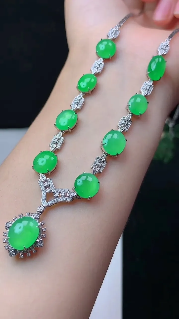 天然A货翡翠蛋面项链，尺寸9.7-8.3，重量:14.58g10月31日
工厂直销收藏佳品,种好水足，色泽均匀，有种有色，上手高大气！