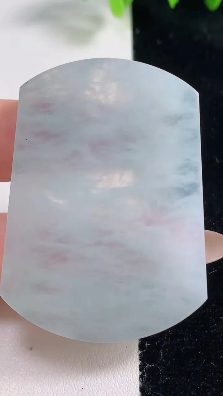 天然A货翡翠无事牌吊坠，尺寸52.2-38-4.2，重量:21.66g
10月31日