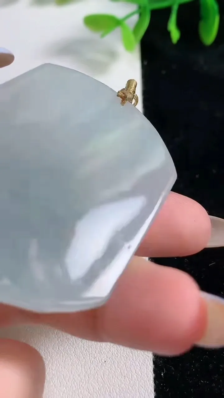 天然A货翡翠普贤菩萨吊坠，尺寸54-44.3-6，重量:30.40g
10月31日