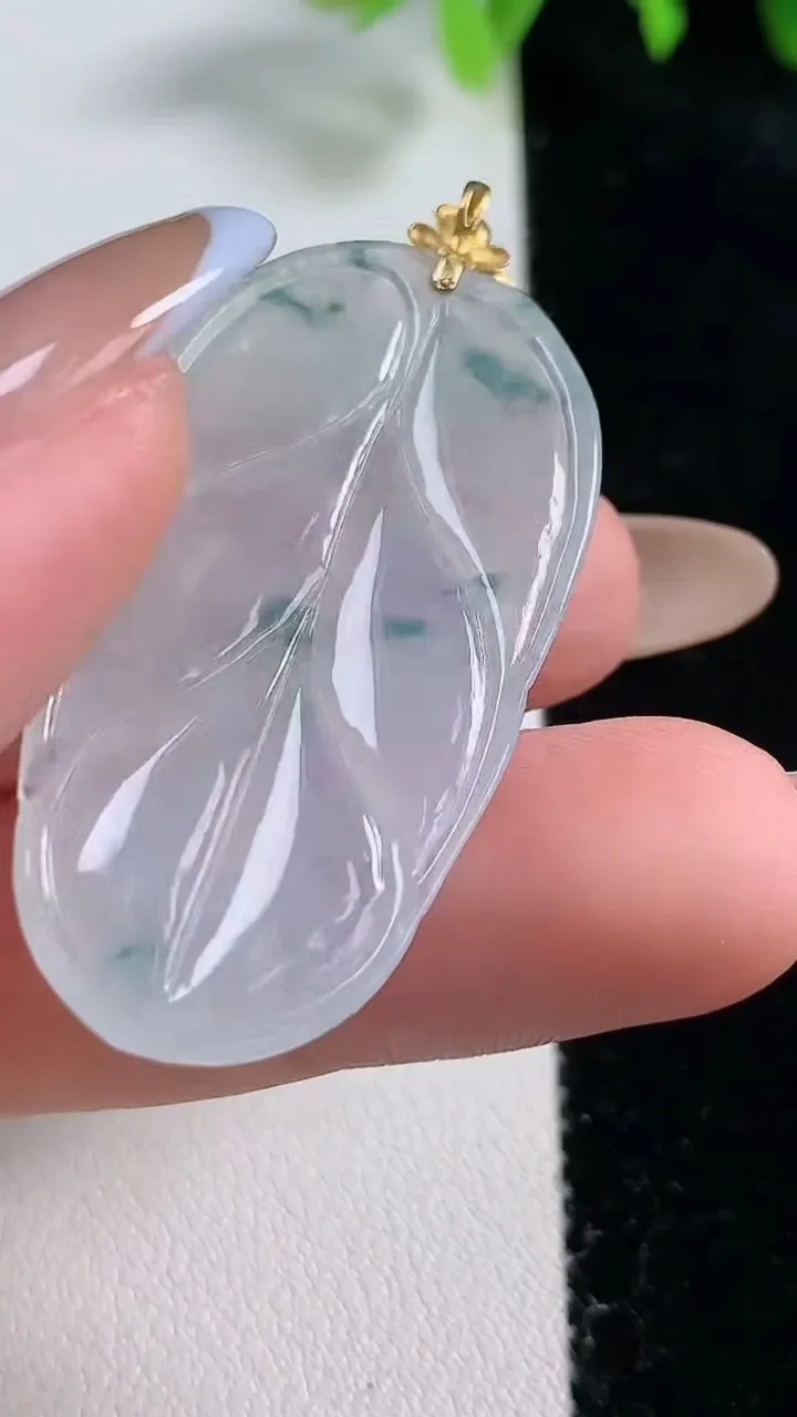 天然A货翡翠种飘花金枝玉叶 叶子吊坠，尺寸41.5-22.3-3.8，重量:6.67g
10月31日