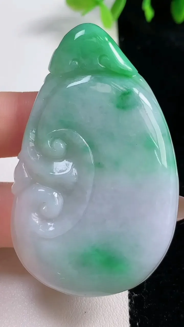 天然A货翡翠如意吊坠，尺寸63-35.7-6，重量:32.71g
10月31日