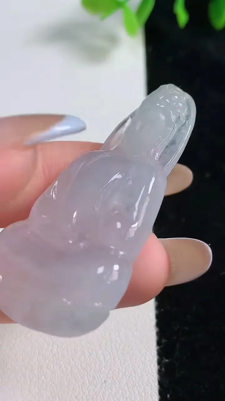 天然A货翡翠素衣观音菩萨吊坠，尺寸50.6-59.3-5.6，重量:14.21g
10月31日