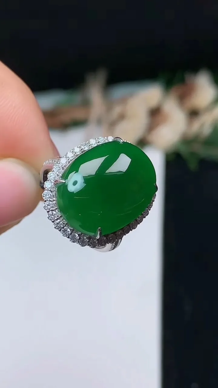 天然A货翡翠蛋面戒指，尺寸16.9-17.5-12.6，重量:5.86g2025年10月31日
工厂